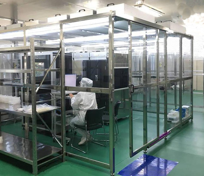 百級潔凈棚配置由FFU、初效過濾器、高效過濾器過濾，再加風(fēng)淋室、傳遞窗等凈化設(shè)備才能達(dá)到效果。