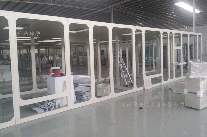 大型裝配式潔凈棚四周圍有機(jī)玻璃密封,防止空氣對流。