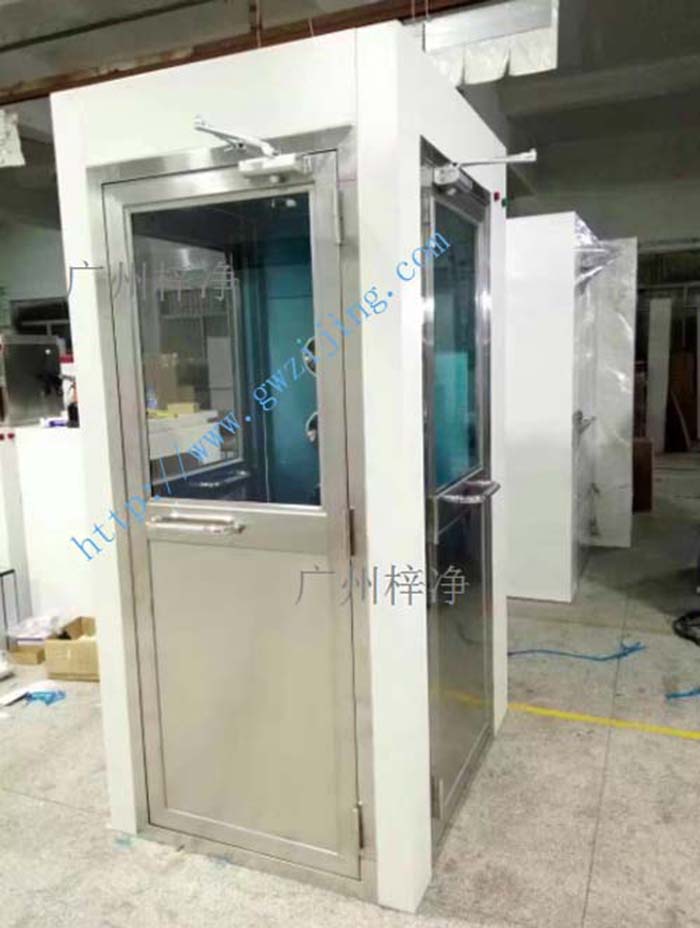 轉(zhuǎn)角風(fēng)淋室安裝現(xiàn)場要求，安裝現(xiàn)場場地保留拐彎場地，而普通風(fēng)淋室安裝現(xiàn)場場地保留是直通型。