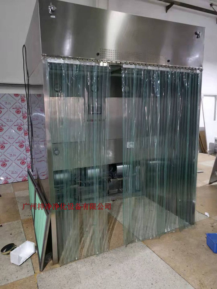 潔凈層流采樣車具體要求；從室內(nèi)空氣經(jīng)過初效過濾器，從高效空氣過濾器出風(fēng)，配無隔板高效過濾器過濾效率為：99.99@0.3μm和G4級初效過濾器，確保凈化級別，靜態(tài)100級美聯(lián)邦209E標(biāo)準(zhǔn)；