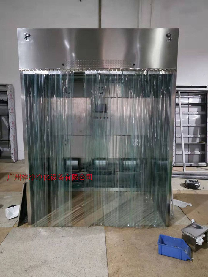 潔凈層流采樣車具體要求；從室內(nèi)空氣經(jīng)過初效過濾器，從高效空氣過濾器出風(fēng)，配無隔板高效過濾器過濾效率為：99.99@0.3μm和G4級初效過濾器，確保凈化級別，靜態(tài)100級美聯(lián)邦209E標(biāo)準(zhǔn)；