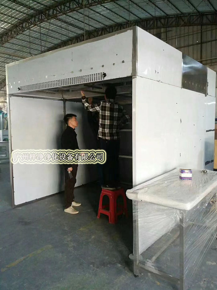 負(fù)壓稱量房又稱作負(fù)壓稱量間、負(fù)壓稱量室、負(fù)壓稱量罩或負(fù)壓稱量單元