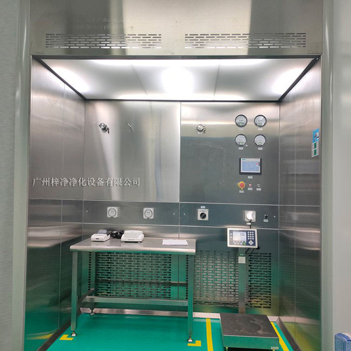 負(fù)壓稱量房又稱作負(fù)壓稱量間、負(fù)壓稱量室、負(fù)壓稱量罩或負(fù)壓稱量單元